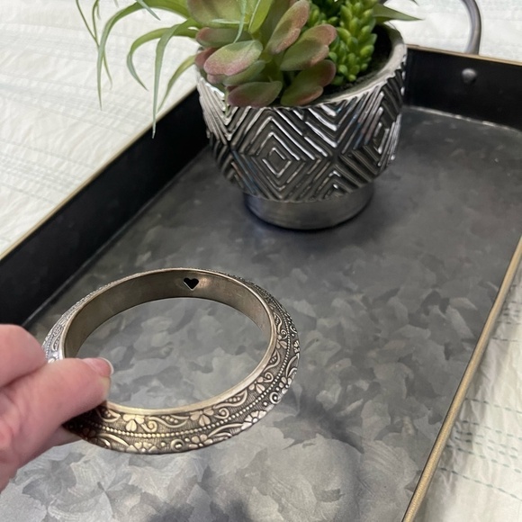 Heart Shape HSB225 Silver Engraved Metal Heart Motif Womens Engraved‎ Bracelet - Picture 4 of 5